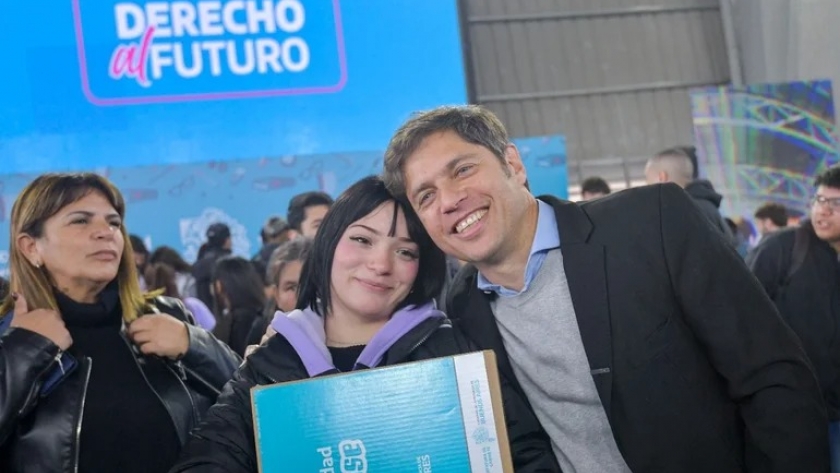 Kicillof entregó la computadora 100 mil del programa Conectar Igualdad Bonaerense