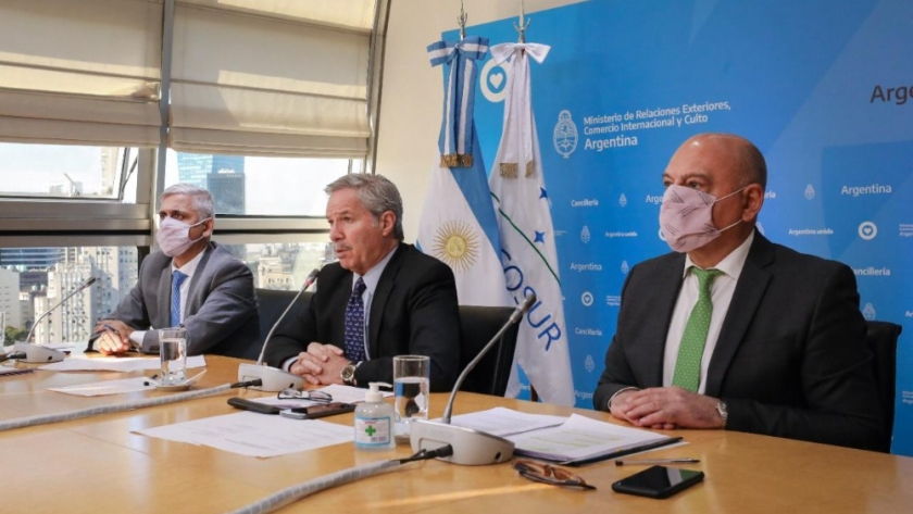 Ante gobernadores, Solá presentó un nuevo “Programa de Asistencia Diplomática