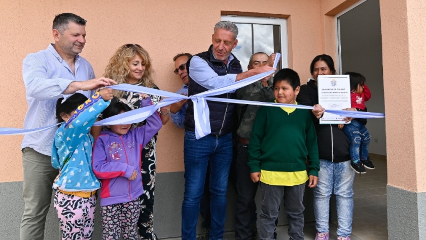 En un emotivo acto, Arcioni entregó 15 nuevas viviendas a familias de Gualjaina