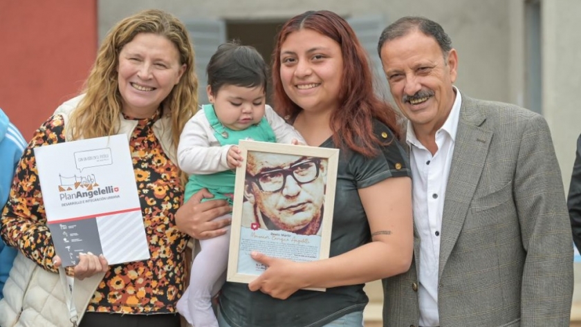 El gobernador Ricardo Quintela entregó 6 viviendas en el barrio Santa Bárbara