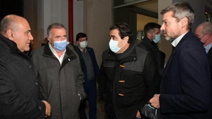 Jaldo recibió en el aeropuerto a gobernadores y funcionarios nacionales
