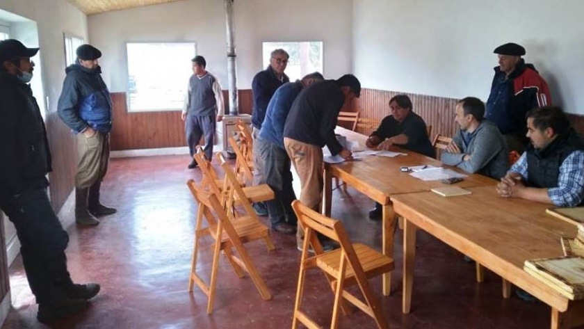 El Gobierno Provincial y productores leñateros acordaron fortalecer un trabajo en conjunto en la Aldea Beleiro