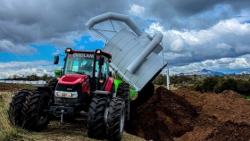 Un tractor proporciona fuerza y resistencia en el sur argentino