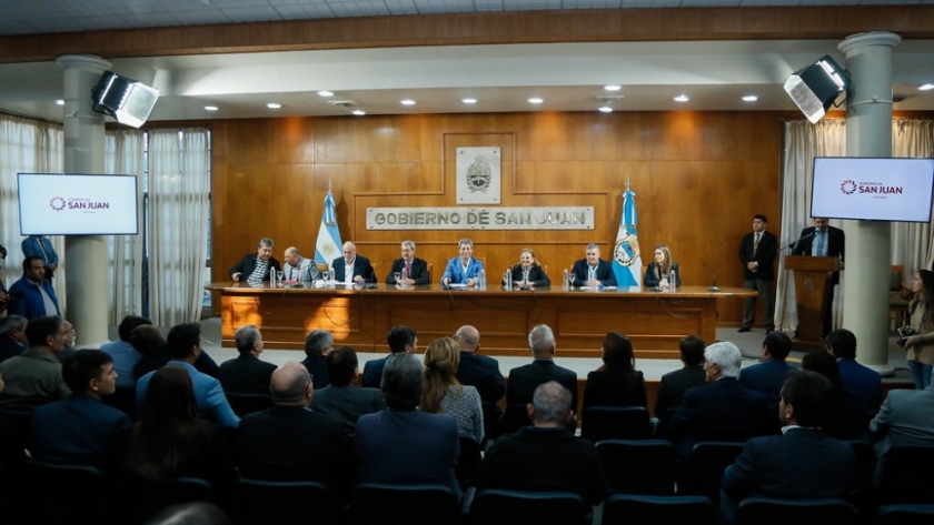 Uñac entregó a intendentes Fondos de Desarrollo Regional por más de 1700 millones de pesos