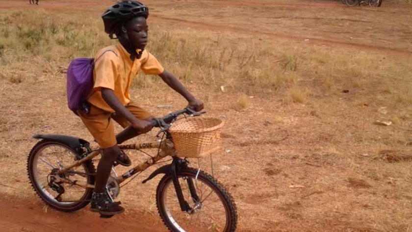 Crean bicicletas de bambú para que los chicos vayan a la escuela