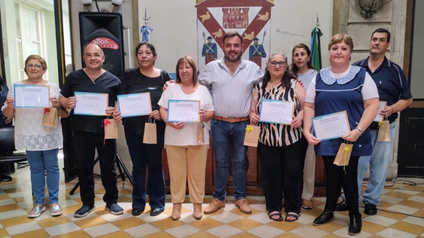 Brindis municipal de fin de año: reconocimiento a 25 años de servicio comunitario