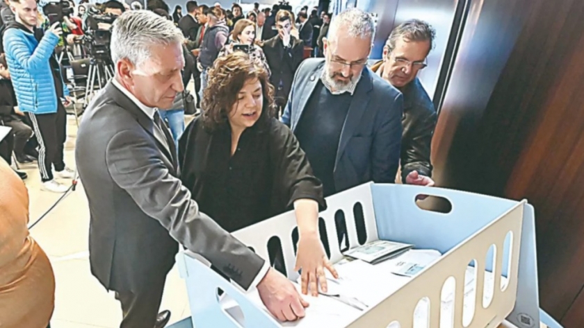 Arcioni y Vizzotti entregaron equipamiento y ambulancias 4x4 a distintos hospitales de la Provincia