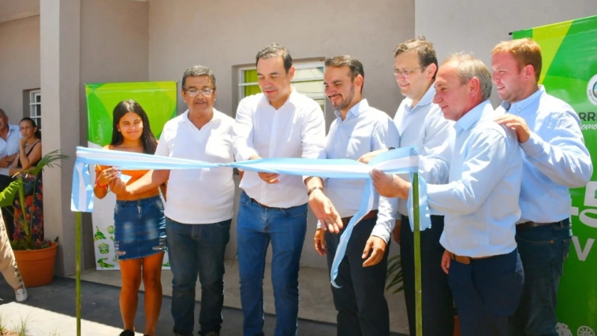 Valdés inauguró viviendas, cordón cuneta y enripiado, para mejorar la calidad de vida de los ituzaingueños