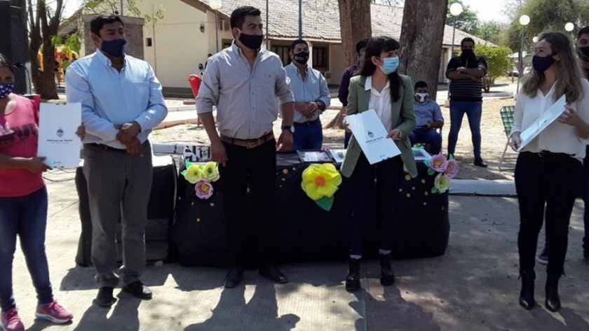 El gobierno provincial entregó títulos de propiedad a productores rurales de Fuerte Esperanza