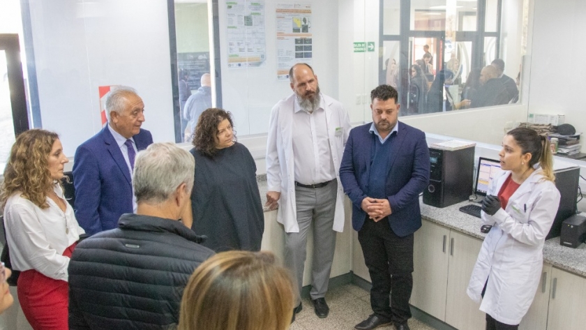 Ricardo Quintela y la ministra Carla Vizzotti visitaron la producción del Aceite de Cannabis Medicinal que será distribuido de forma gratuita en la provincia