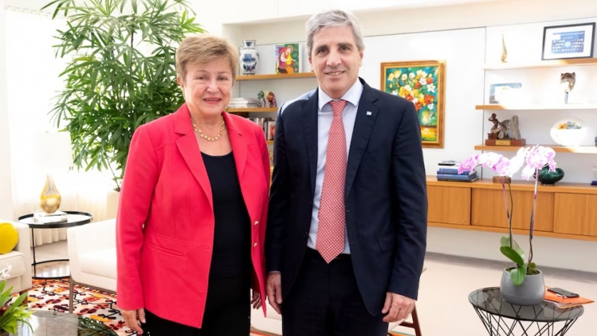 Caputo se alista para la próxima misión del FMI: reservas, dólar y respaldo de Estados Unidos en la mira