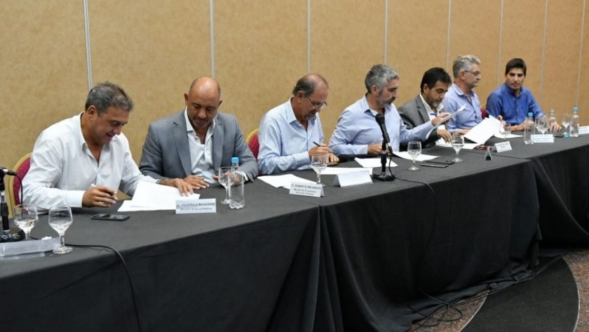 El Gobierno y gremios cerraron la paritaria 2023 con un incremento del 212%