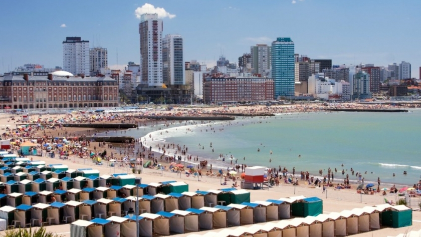 Verano 2025: el costo de las carpas en Mar del Plata crece drásticamente en dólares