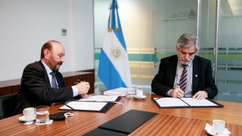 Insfrán firmó convenio con el Ministerio de Ciencia y Tecnología de la Nación