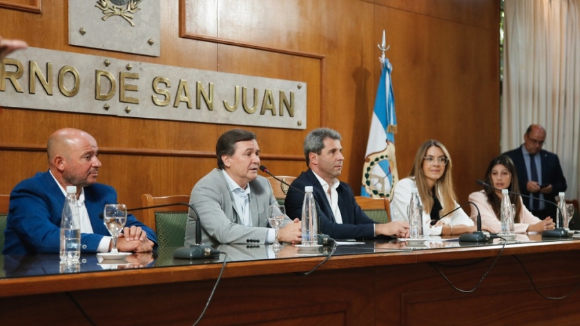 El gobernador Uñac entregó finalización de trámites jubilatorios a 50 beneficiarios