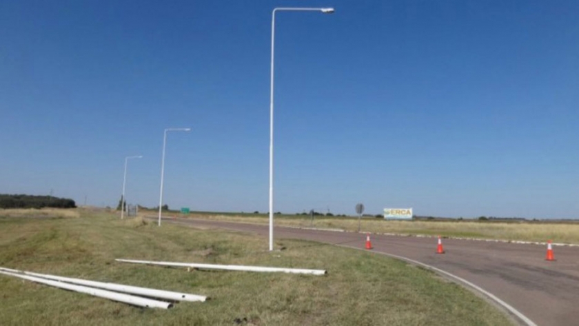 Obras Públicas continúa dotando de iluminación a varios cruces de rutas provinciales