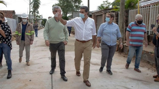 Capitanich supervisó obras de pavimento urbano en Barranqueras