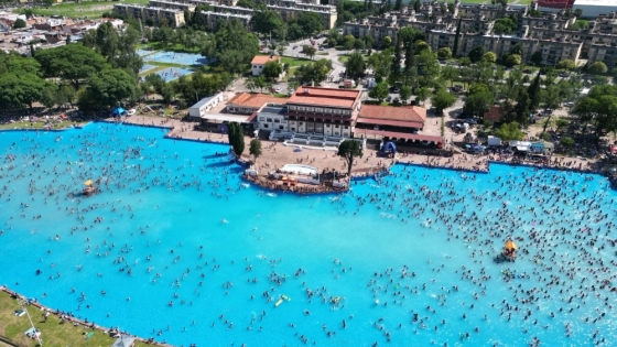La pileta más grande de la Argentina se posiciona como uno de los grandes atractivos turísticos del país