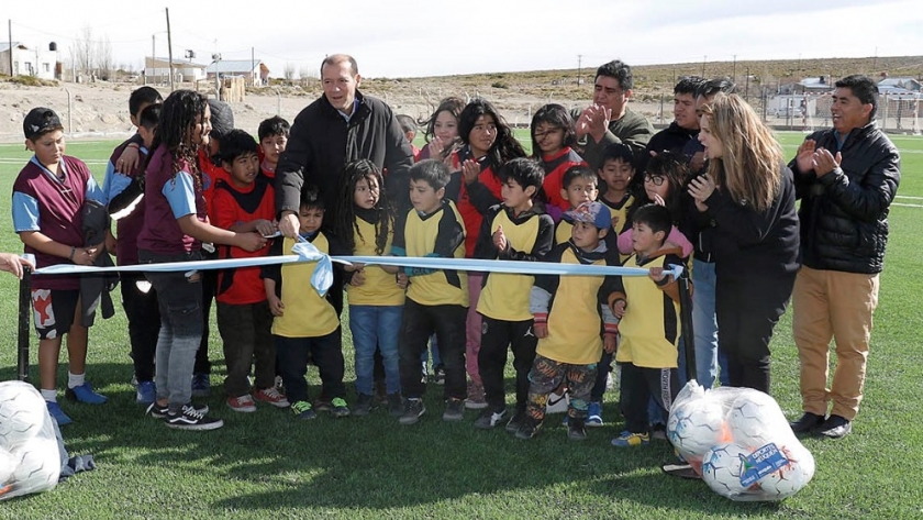 Los Catutos celebró su 26° aniversario con nueva cancha de césped sintético