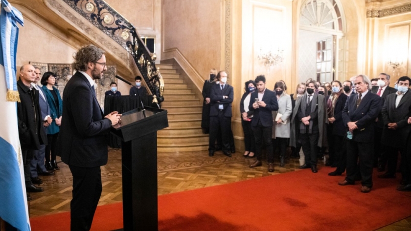 Cancillería presentó una muestra de documentos históricos sobre la Cuestión Malvinas