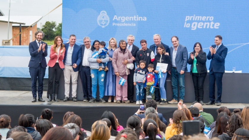 Raúl y el presidente Alberto Fernández entregaron nuevas viviendas en Los Altos