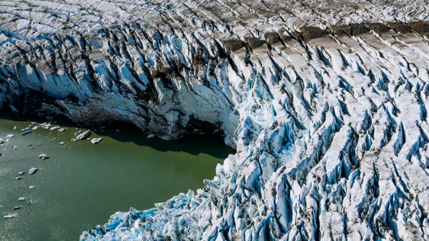 La superficie total de glaciares de la Argentina es de unos 8.484 km2