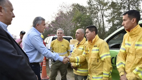 Incendios Forestales. El Gobernador recorrió la zona afectada y saludó a brigadistas