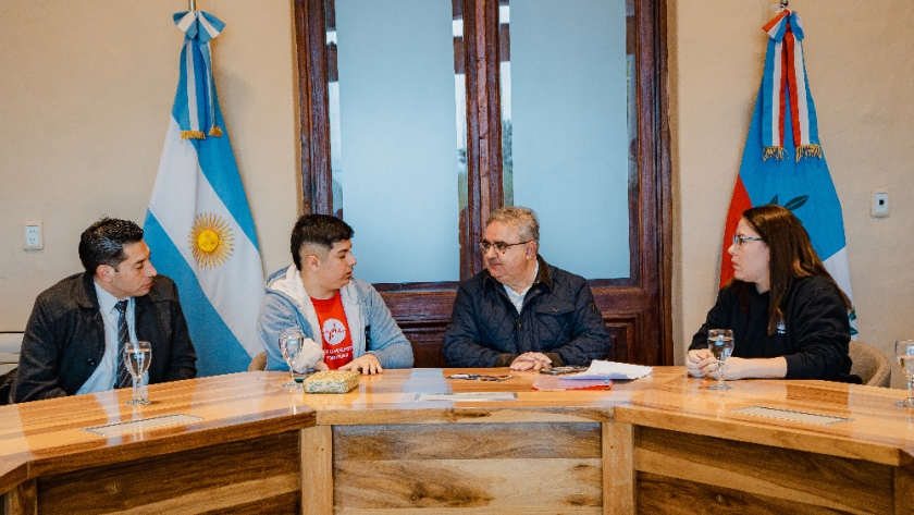 Raúl Jalil recibió a Yago Barrios, el joven catamarqueño que hará un intercambio en India
