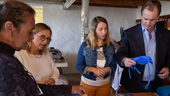 Bordet visitó una cooperativa de trabajo textil entrerriana que fabrica barbijos