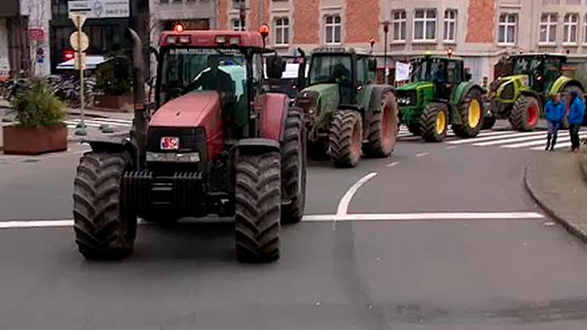 Agricultores colmaron de tractores las calles de París en rechazo al acuerdo con el Mercosur