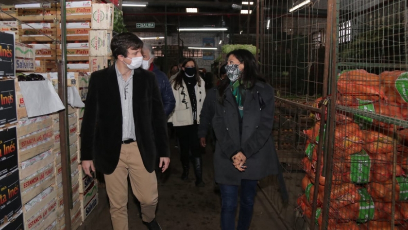 La secretaria de Comercio Interior de la Nación, recorrió el mercado de frutas y verduras de Morón y repasó operativo de control de precios