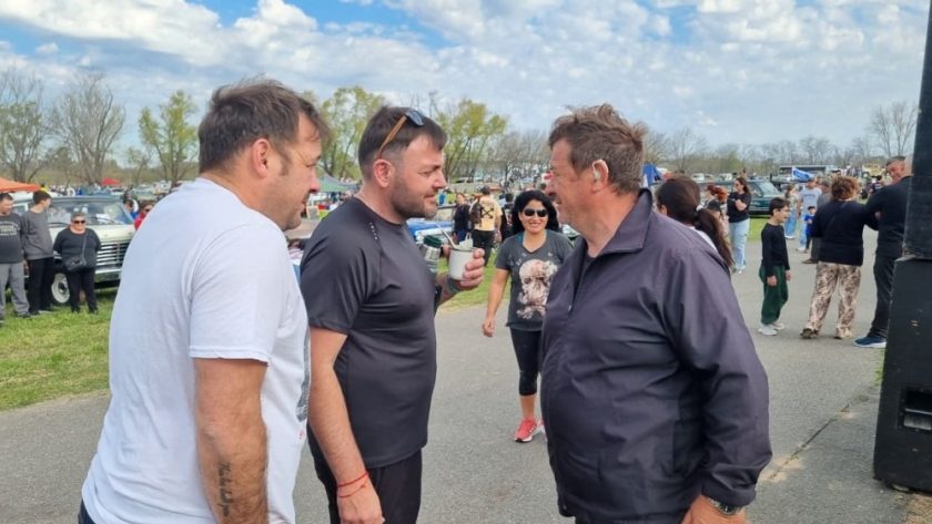 El Rojas Hot Rod brilló en el Paseo de la Ribera con autos clásicos y música en vivo