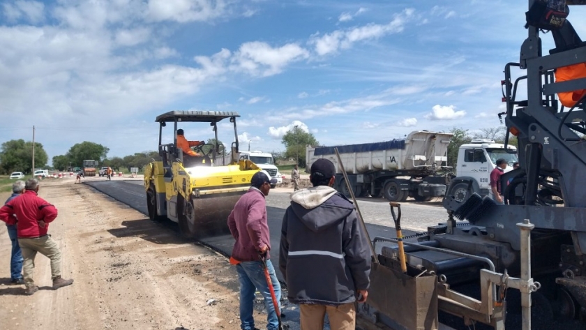 Travesía Urbana de Acha: inició la pavimentación sobre la calzada principal