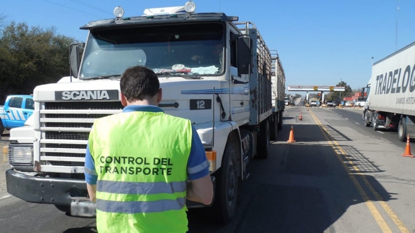 El ministerio de transporte habilitó un permiso de circulación nacional para camioneros durante la cuarentena