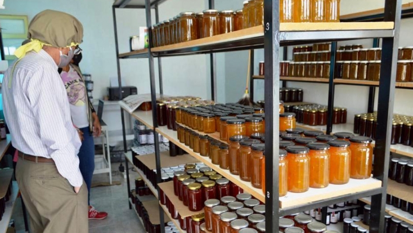 Gaiman: funcionarios del ministerio de agricultura, ganadería, industria y comercio visitaron el centro de comercialización de productos delikatessen