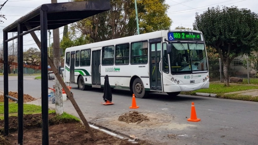 En Berazategui sigue la instalación de paradas de colectivos