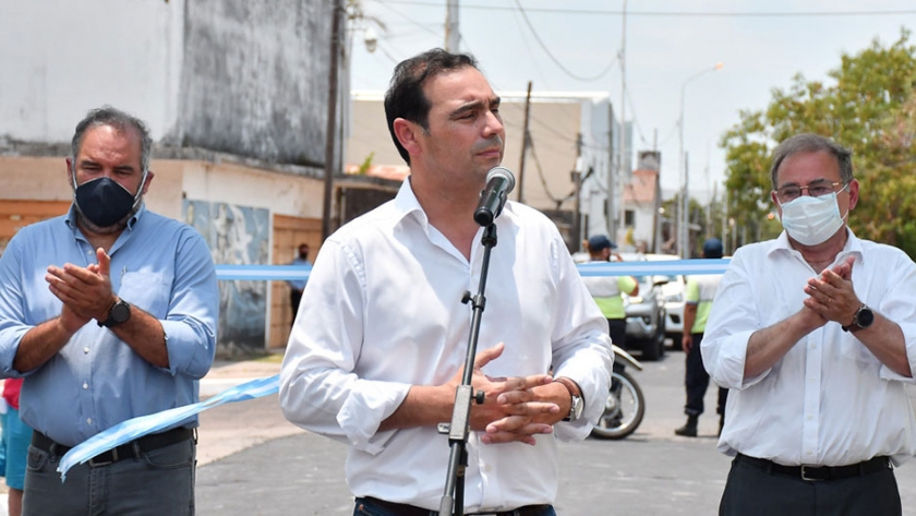 Valdés inauguró el asfaltado de la calle Ex Vía y las refacciones en el SAPS Río Paraná