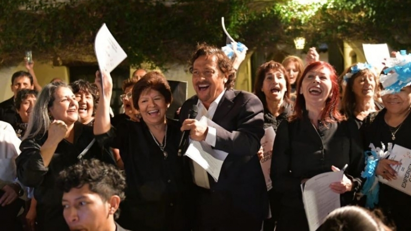 El gobernador Sáenz compartió el debut del primer coro provincial de personas mayores