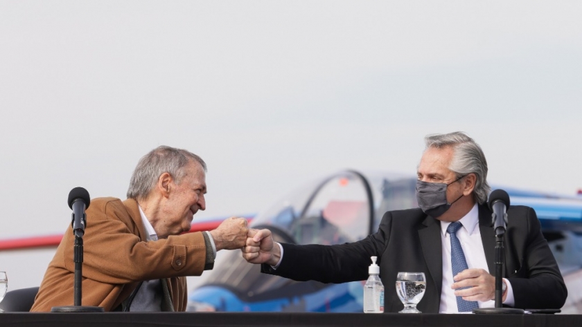 El Presidente encabezó en Córdoba la entrega a la Fuerza Aérea de una novedosa versión del Pampa III