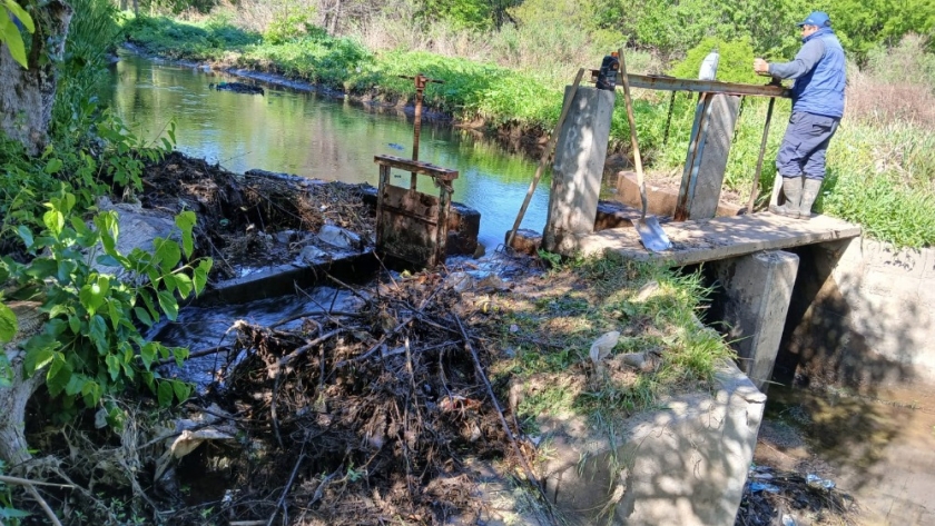 San Luis Agua realizó tareas de mantenimiento en el canal que abastece a la planta Las Tosquitas
