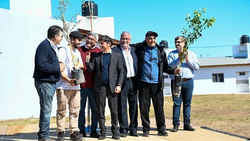 El gobernador Axel Kicillof y el ministro Javier Rodríguez entregaron frutales