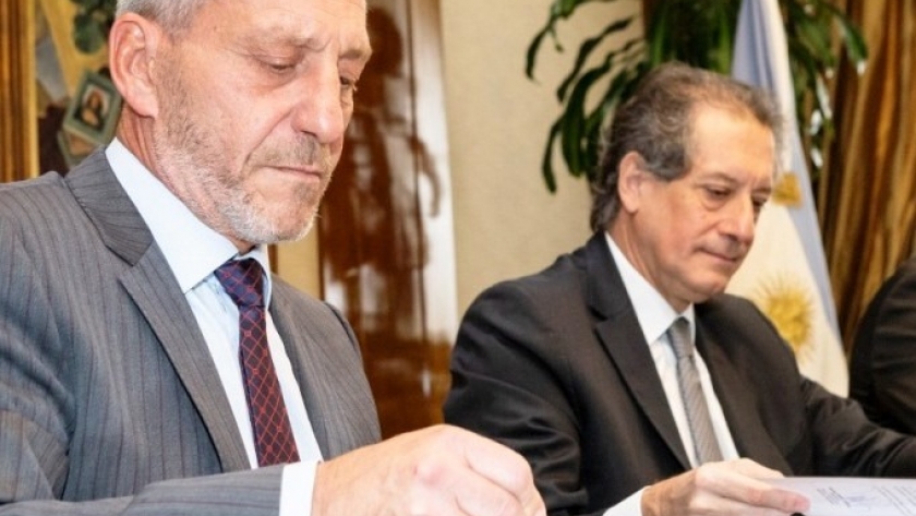 Arcioni firmó un convenio con el Banco Central para impulsar la educación financiera en la provincia