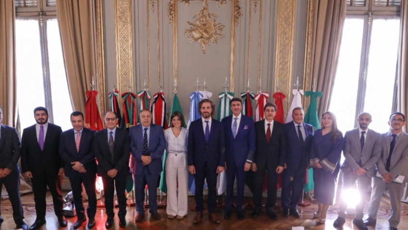 Cafiero remarcó el potencial argentino como proveedor de alimentos y energías con representantes diplomáticos