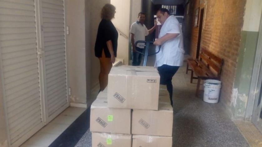 El Ministerio de Educación adquirió mil litros de alcohol sanitizante fabricado por la Universidad del Chaco Austral