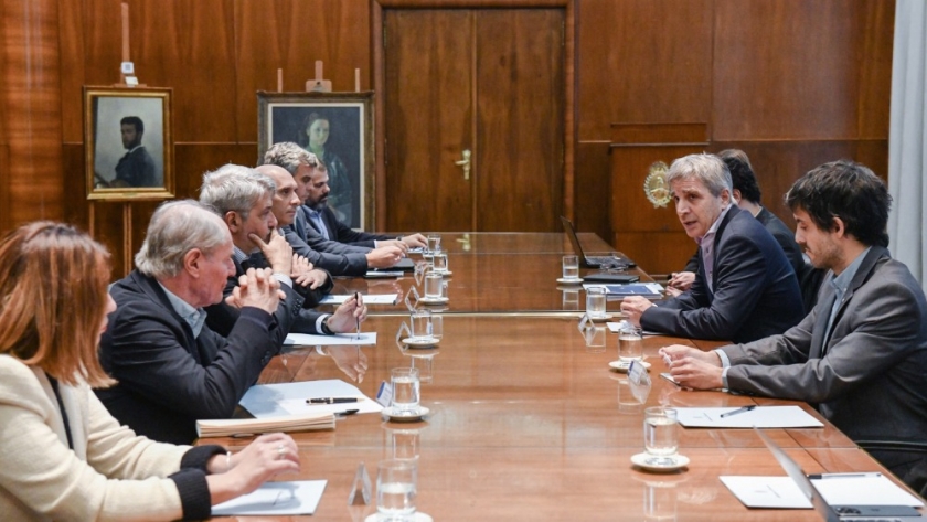 Luis Caputo se reunió con representantes de supermercados para dialogar sobre la evolución de la macroeconomía