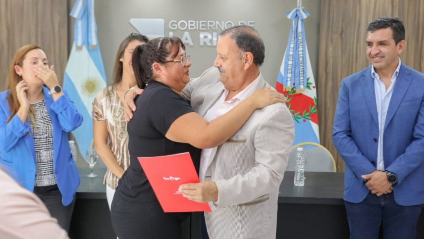 El gobernador Ricardo Quintela entregó Decretos de pase a Planta a trabajadores de Educación del interior