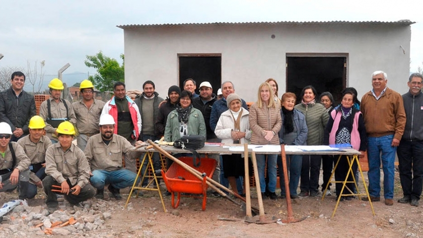 Cooperativa de mujeres de El Espinal inicia las obras para la producción y fraccionamiento de miel