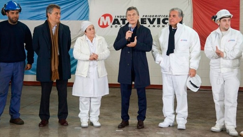 Macri y Etchevehere participaron de la reapertura de una planta frigorífica en Carcarañá