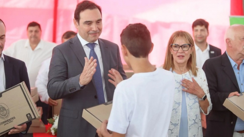 Valdés entregó notebooks a más de 800 alumnos del departamento de Goya
