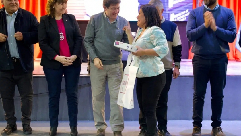 Conectando con Vos: ENACOM entregó junto al Gobierno de la provincia más de 1600 tablets a vecinos y vecinas   